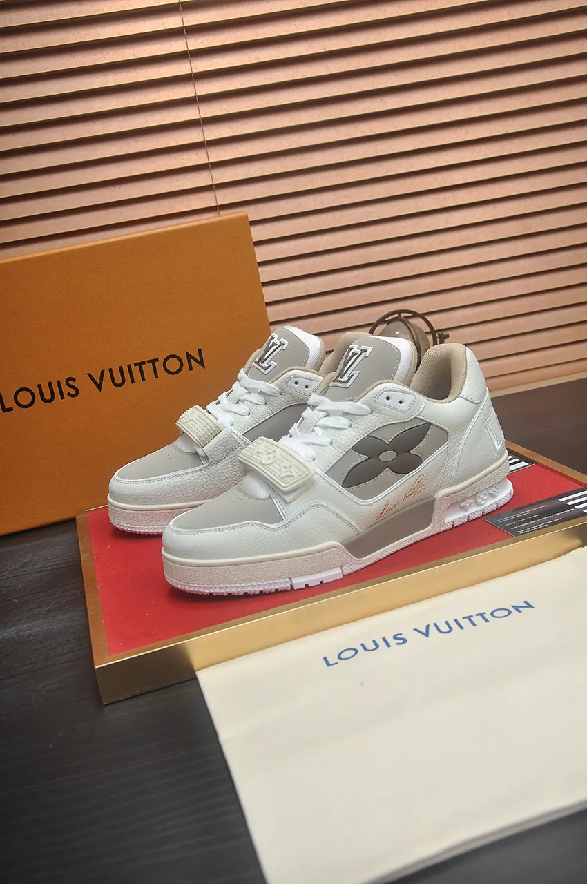 Men's men's shoes 💰640💶Original development, quality shipping, welcome to compare - LV sneaker series LV Trainer Maxi sneakers introduce the loose silhouette of the ready-to-wear series into the LV Trainer sneaker design written by Virgil Abloh, making an eye-catching appearance in the spring and summer men's wear shows. The cow leather upper is combined with rough fabric laces, and colorful beading highlights the brand's classic elements. LV letters mark the tongue and Monogram floral outsole. Mixed materials Made of first-layer cowhide, wrapped in imported custom-printed denim, thick shoelace design, large Monogram print on the side, "lv 54" badges on the tongue and heel, rubber outsole decorated with Monogram flowers, mesh lining and cotton feet, the comfort is as extreme as ever, premium heritage, quality first, worth owning! Size: Women's 35-39 (customized at 40, non-refundable) Men's 39-45 (customized at 38.46, non-refundable) ♡Full set of packaging with original gift box